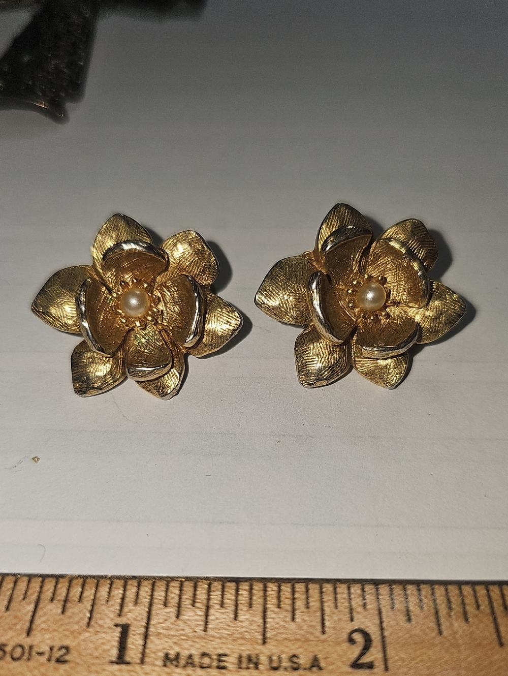 HOBE Clip Gold Flower Pearl Center Earrings -
